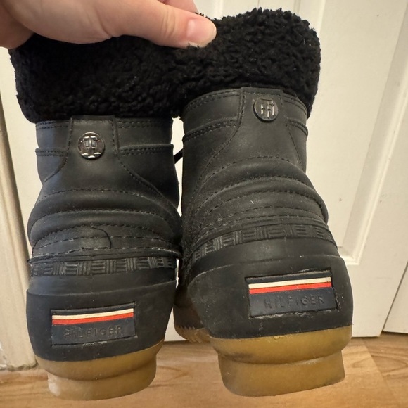 Tommy Hilfiger Black Winter Lace Up Boots with Fur Lining - Picture 6 of 15